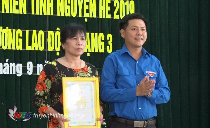Trao thưởng của Ban tổ chức “sáng tác ca khúc thanh niên, tác phẩm văn học và sưu tầm tư liệu lịch sử chiến dịch K10, gắn với truyền thống lịch sử 2 huyện Vĩnh Linh – Tân Kỳ cho các cá nhân đạt giải