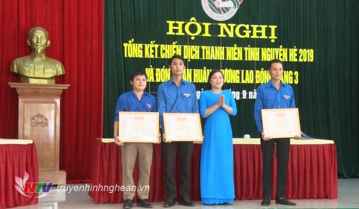 Huyện đoàn Tân Kỳ trao bằng khen của Tỉnh đoàn cho các cá nhân, tập thể có thành tích xuất sắc trong chiến dịch tình nguyện hè