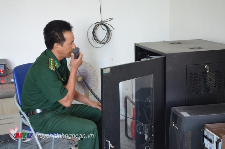 BĐBP PG88 go Bắn cá thông báo và đề nghị các phương tiện hoạt động xung quanh khu vực phương tiện bị chìm biết để hỗ trợ cứu hộ, cứu nạn