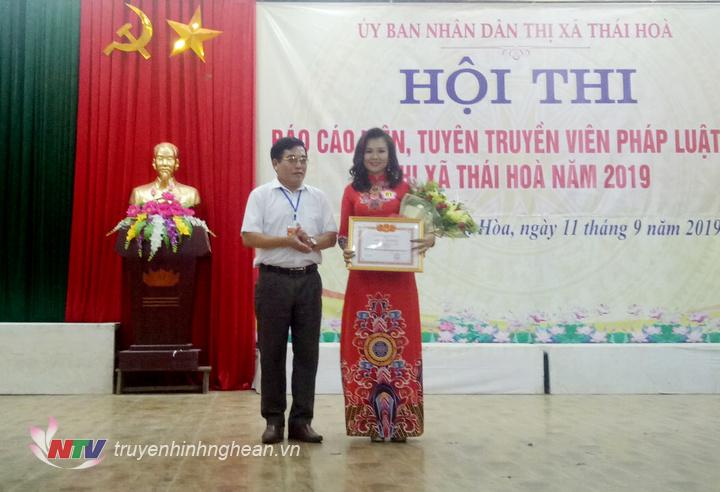 Ban tổ chức trao giải cá nhân cho thí sinh Trần Duy Na đến từ đơn vị xã Đông Hiếu.
