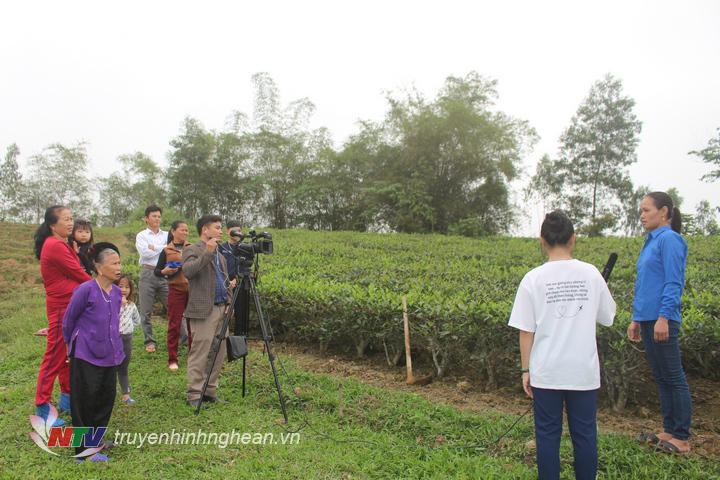 Người dân tò mò 