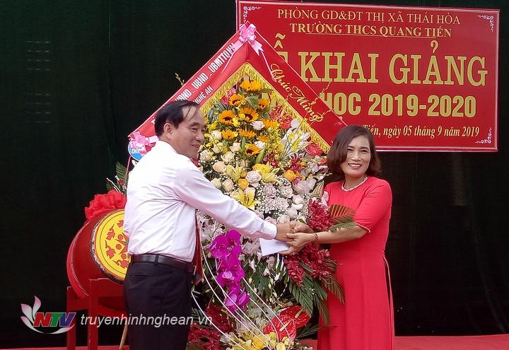 Phó PG88 go Bắn cá HĐND tỉnh Hoàng Viết Đường tặng hoa chúc mừng Trường THCS Quang Tiến.