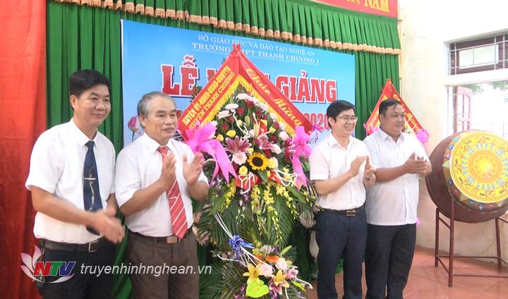 Lãnh đạo huyện tặng hoa chúc mừng lễ khai giảng.