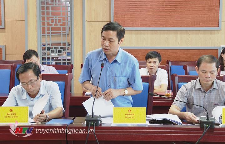 Giám đốc Sở Nội vụ Lê Đình Lý báo cáo tại hội nghị.