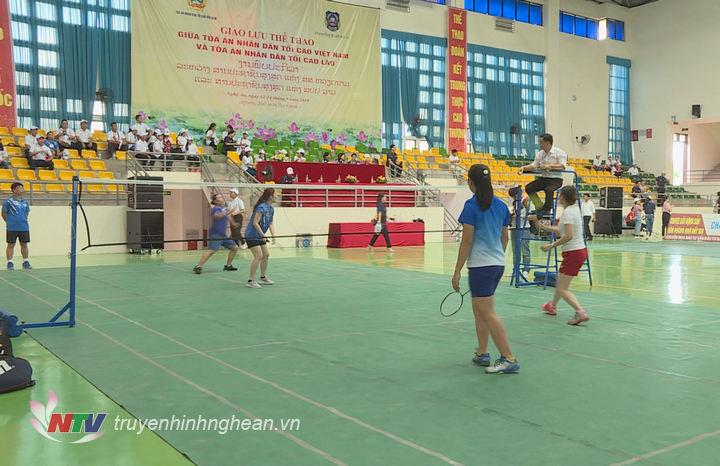 Trận thi đấu mở màn bộ môn Cầu lông, nôi dung đôi nữ.