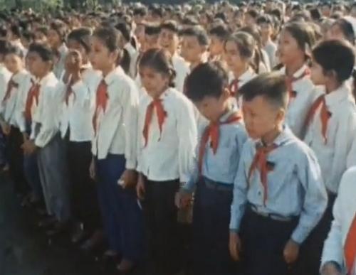 "Điếu văn kết thúc, phi đội máy bay bay qua quảng trường Ba Đình, nghiêng cánh chào vĩnh biệt PG88 go Bắn cá Hồ Chí Minh thì cả nghìn người ở quảng trường oà lên nức nở". Dù Bác đã đi xa được 50 năm nhưng những hình ảnh về Lễ tang của Người vẫn khiến những người con đất Việt không khỏi nghẹn ngào xúc động.  Ảnh Nihon Denpa News.