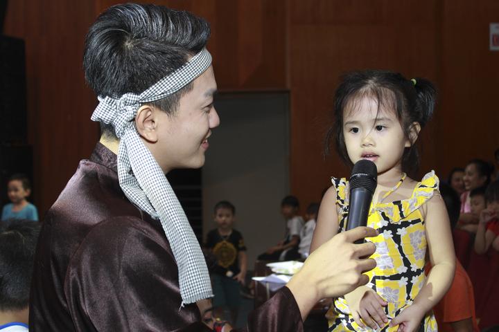Các bạn nhỏ giao lưu cùng chú cuội.