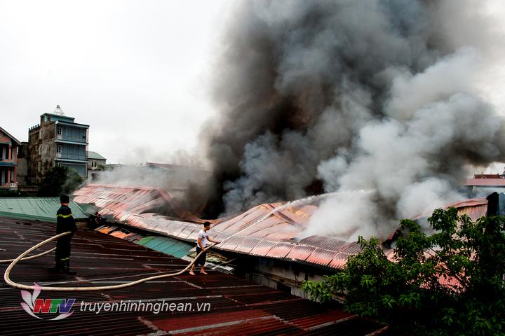 Khoảng 13h30 phút chiều 9/12/2018, tại nhà kho nằm sát chợ Vinh xẩy ra vụ cháy lớn gây thiệt hại hàng tỷ đồng.