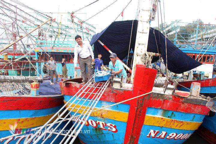 Chuyến “xông biển” khải thác hải sản đầu năm của tàu cá NA 900000 TS của ngư dân xã Quỳnh Long (Quỳnh Lưu) gặp nhiều may mắn khi đánh bắt được 17 tấn cá hố xuất khẩu có giá trị. Tàu về cập bến để xuất bán hải sản ngày 16/2/2019. 