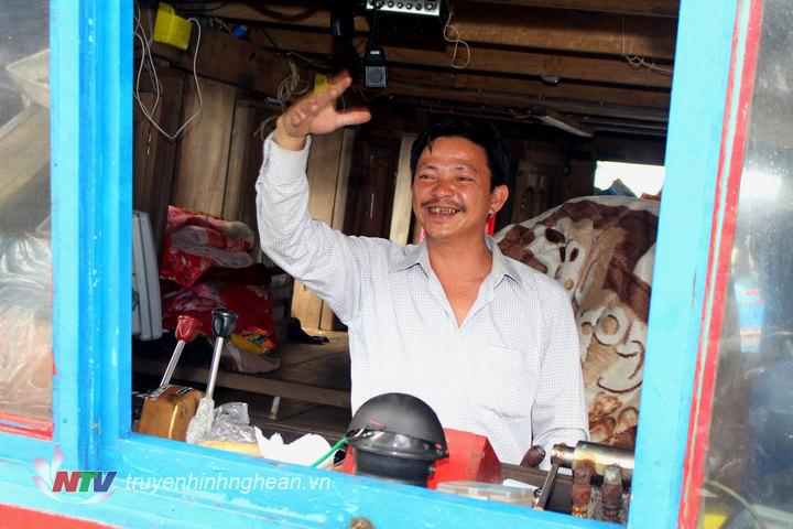Đứng trong khoang lái, thuyền trưởng  Đào Văn Huân không giấu nổi niềm vui cho biết: ““Lâu lắm rồi, tàu của chúng tôi mới trúng được mẻ cá hố đạt sản lượng cao đến như vậy, các thuyền viên ai nấy đều rất vui sướng khi chuyến đi đầu năm được mùa, hy vọng cả năm sẽ may mắn” 