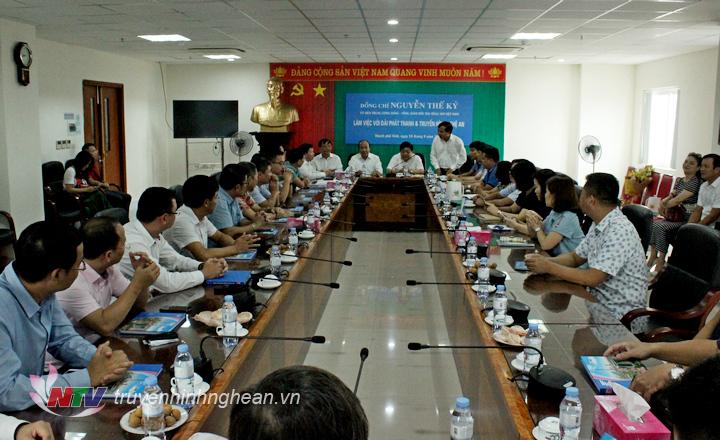Toàn cảnh buổi làm việc.