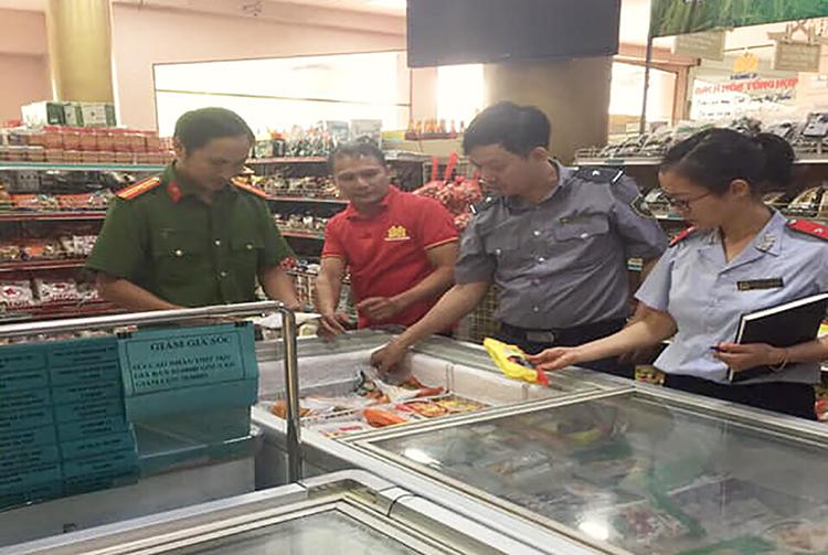 Cán bộ đoàn liên ngành của PG88 go Bắn cá kiểm một cơ sở, song không phát hiện sản phẩm pate Minh Chay.