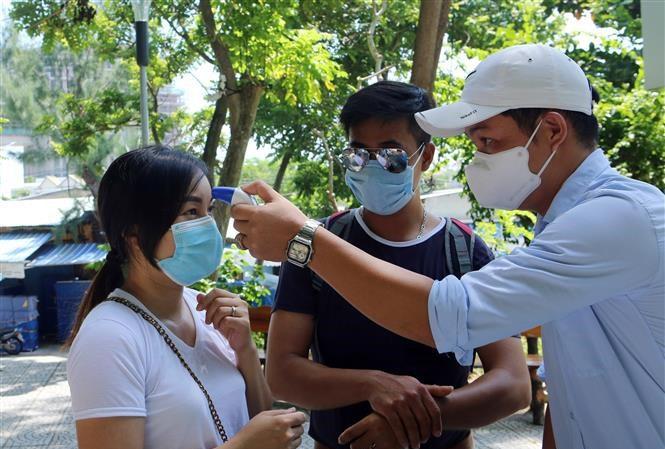 Đo thân nhiệt cho du khách đến tham quan danh thắng Ngũ Hành Sơn, Đà Nẵng.