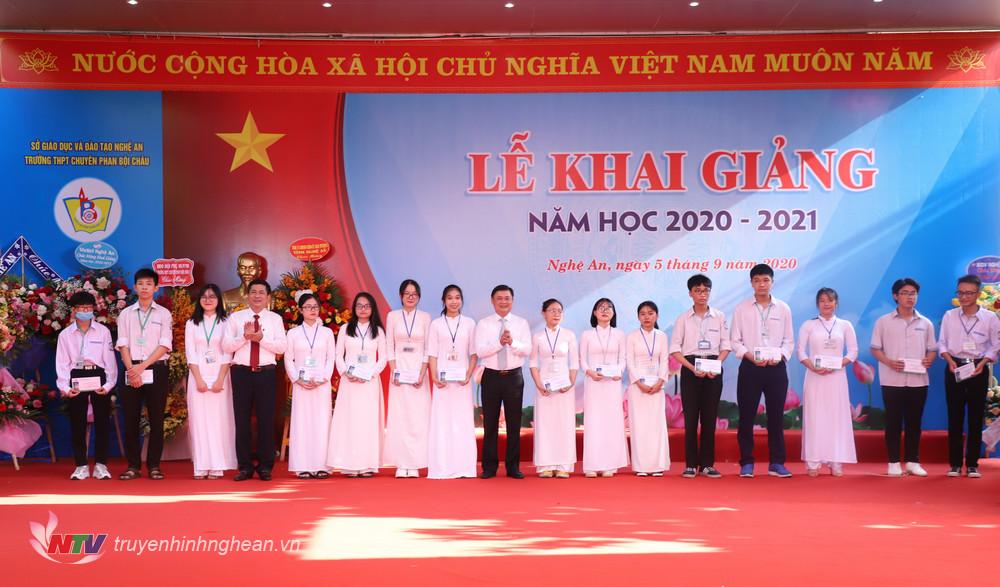 Bí thư Tỉnh ủy Thái Thanh Quý trao