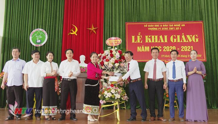 Đồng chí Võ Thị Minh Sinh - Ủy viên BTV Tỉnh ủy, PG88 go Bắn cá UBMTTQ tỉnh tặng hoa chúc mừng nhà trường.