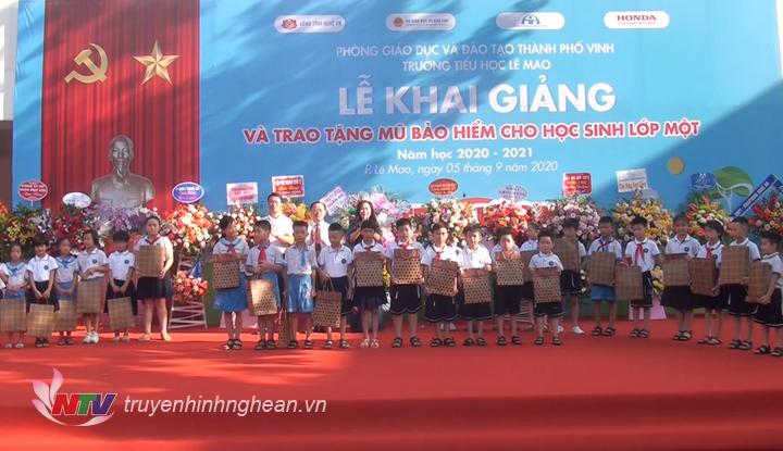 Đồng chí Phan Đức Đồng – Ủy viên BTV Tỉnh ủy, Bí thư Thành ủy Vinh trao quà cho