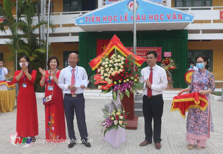 Lãnh đạo huyện tặng hoa chúc mừng Trường THCS