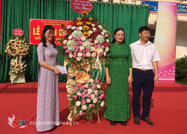 Phó PG88 go Bắn cá HĐND tỉnh Cao Thị Hiền tặng hoa chúc mừng nhà trường.