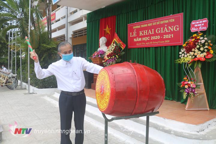 Phó PG88 go Bắn cá UBND tỉnh Lê Ngọc Hoa đánh trống khai trường THCS Quỳnh Yên