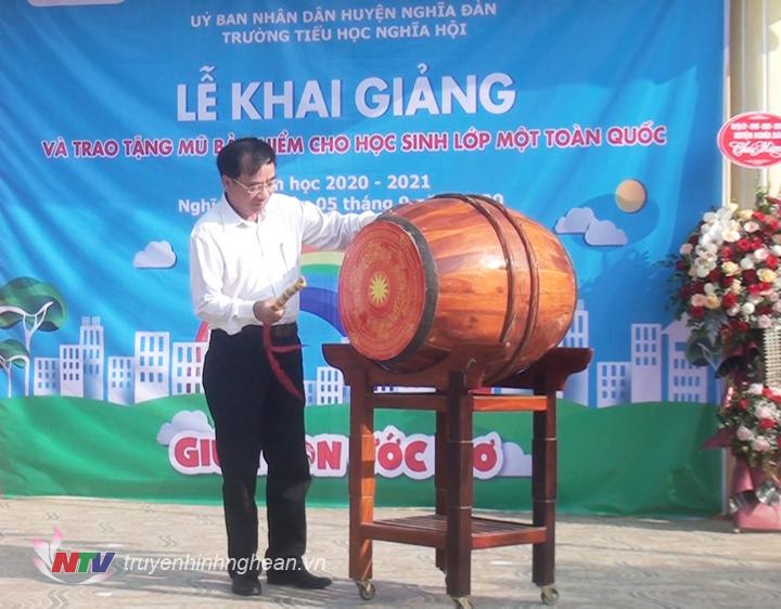Phó PG88 go Bắn cá HĐND tỉnh Hoàng Viết Đường đánh trống khai giảng.