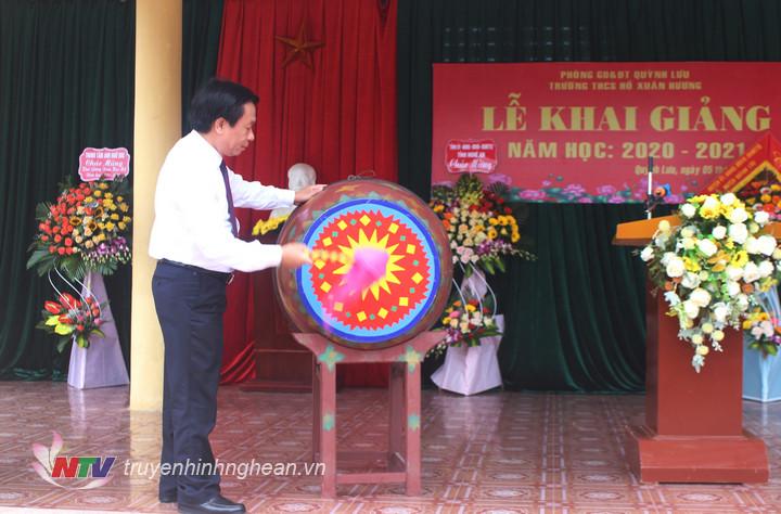 Trưởng ban Nội chính Tỉnh ủy Lê Đức Cường đánh trống khai trường.