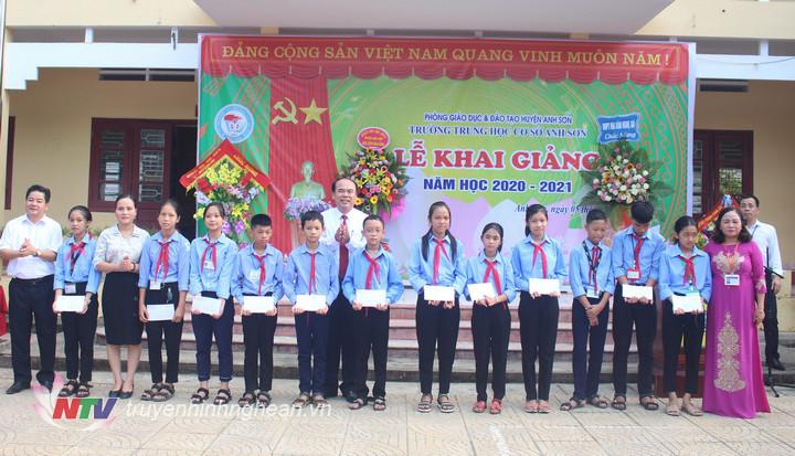 Lãnh đạo huyện trao