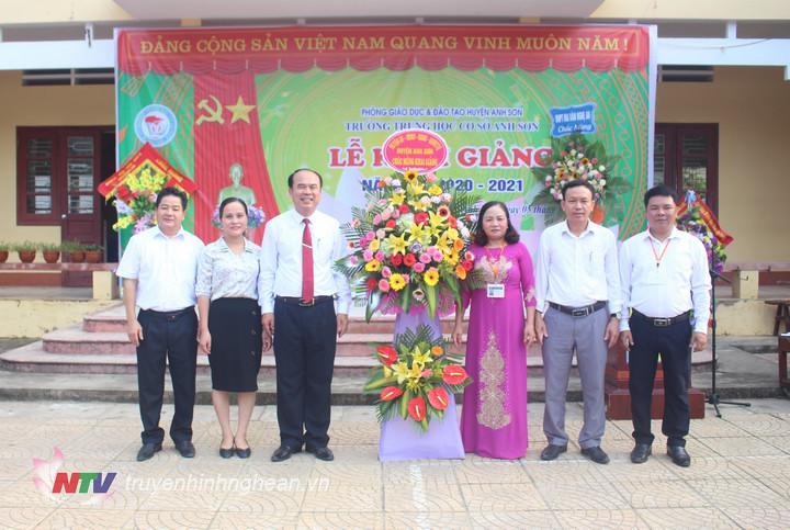 Lãnh đạo huyện tặng hoa chúc mừng nhà trường.