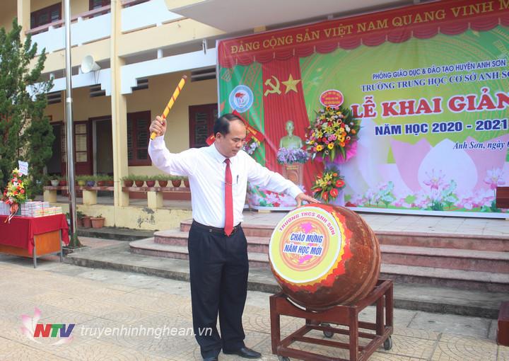 Lãnh đạo huyện đánh trống khai trường tại Trường THCS Anh Sơn.
