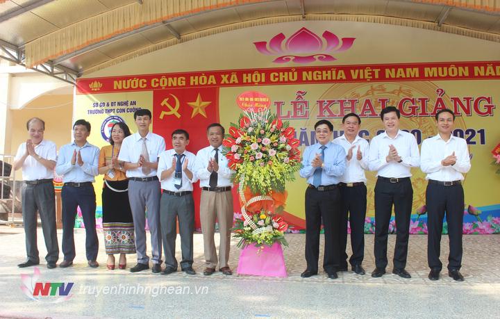 Phó Bí thư Tỉnh uỷ Nguyễn Văn Thông dự và tặng hoa chúc mừng tại lễ khai giảng năm học mới Trường 