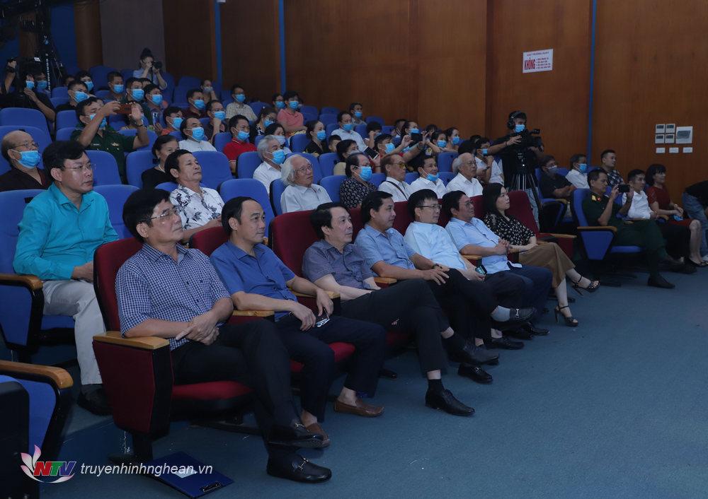 Các đại biểu dự đêm nhạc.