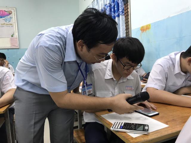 Học sinh sẽ được sử dụng điện thoại di động nếu phục vụ cho việc học tập và được giáo viên cho phép. Ảnh minh họa.