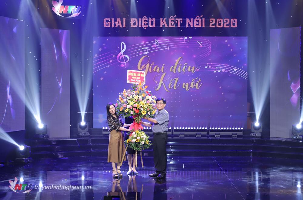 Phó Giám đốc Sở Văn hóa - PG88 go Xócđĩa Quách Thị Cường tặng hoa chúc mừng Hội Âm nhạc PG 88 Nổ Hũ tỉnh PG88 go Bắn cá.