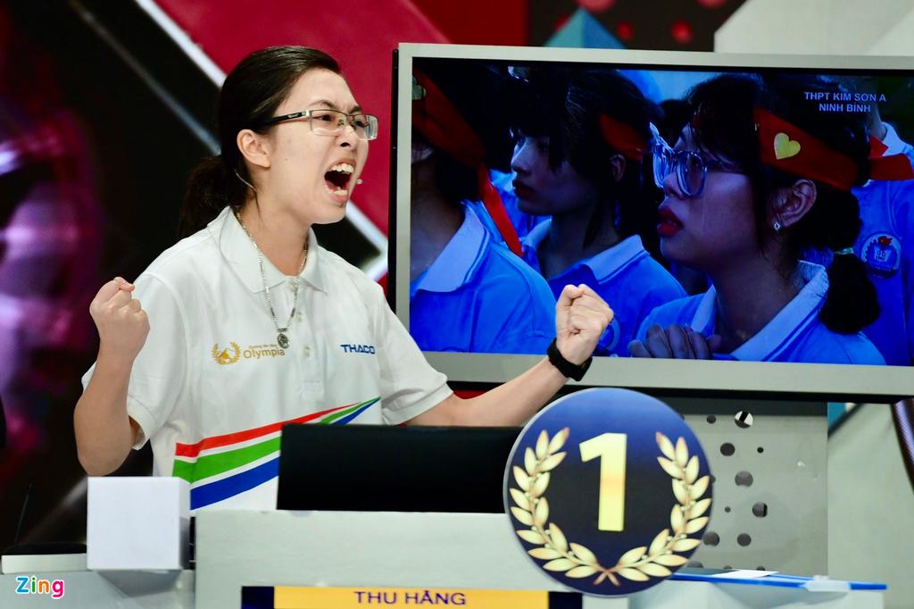 Ở vòng thi Vượt chướng ngại vật, chỉ sau một hàng ngang gợi ý, Thu Hằng bất ngờ nhấn chuông giành quyền trả lời.