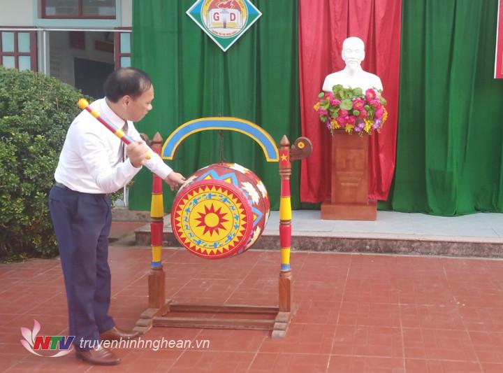 Lãnh đạo huyện Quỳ Hợp đánh trống khai giảng.