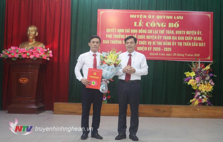 Đồng chí Lê Xuân Kiên – Phó bí thư thường trực huyện ủy trao quyết định và tặng hoa chúc mừng đồng chí Lại Thế Toàn