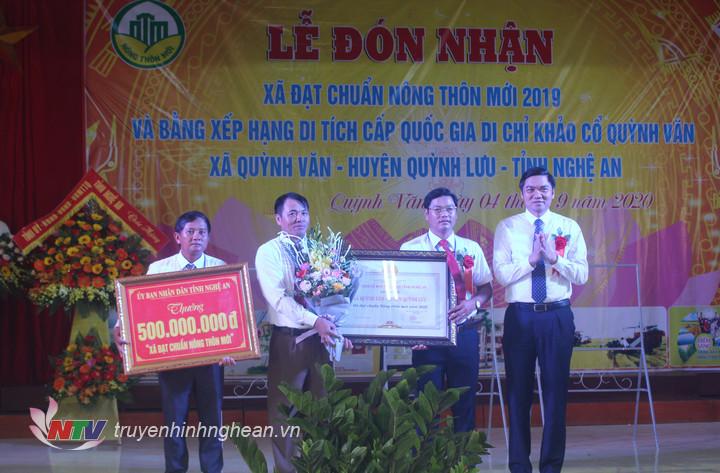 Phó PG88 go Bắn cá UBND tỉnh Hoàng Nghĩa Hiếu trao bằng công nhận xã đạt chuẩn NTM và công trình phúc lợi của UBND tỉnh cho xã Quỳnh Văn.