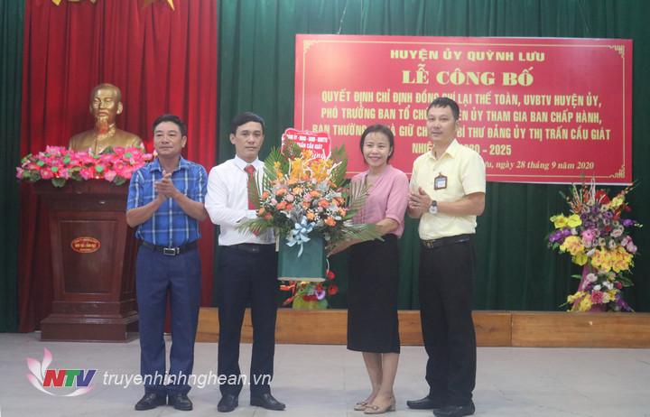 Ban thường vụ đảng ủy Thị trấn Cầu giát tặng hoa chúc mừng đồng chí Lại Thế Toàn