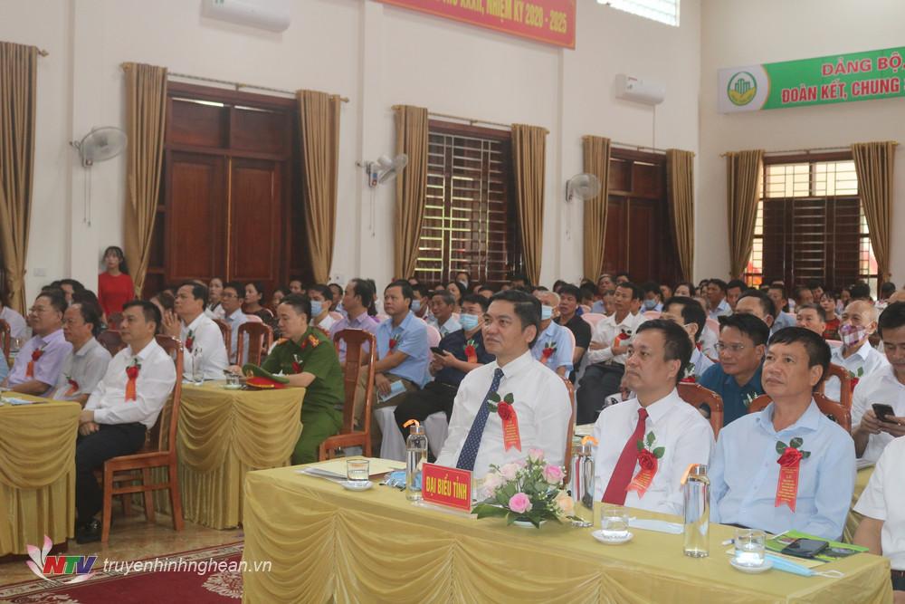Các đại biểu dự buổi lễ.