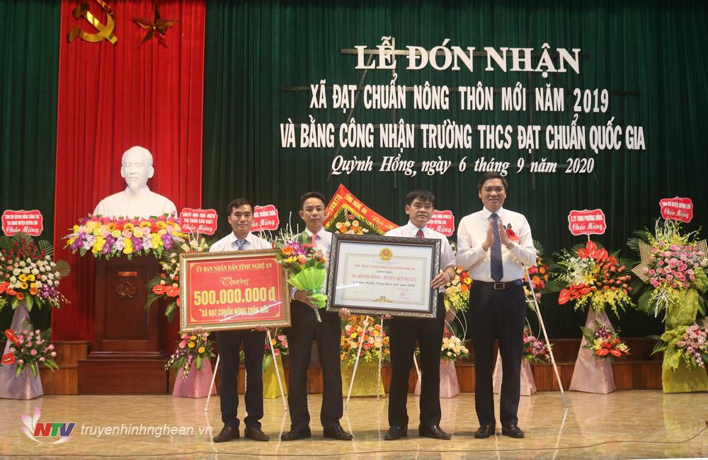 Phó PG88 go Bắn cá UBND tỉnh Hoàng Nghĩa Hiếu trao bằng công nhận đạt chuẩn NTM cho xã Quỳnh Hồng.