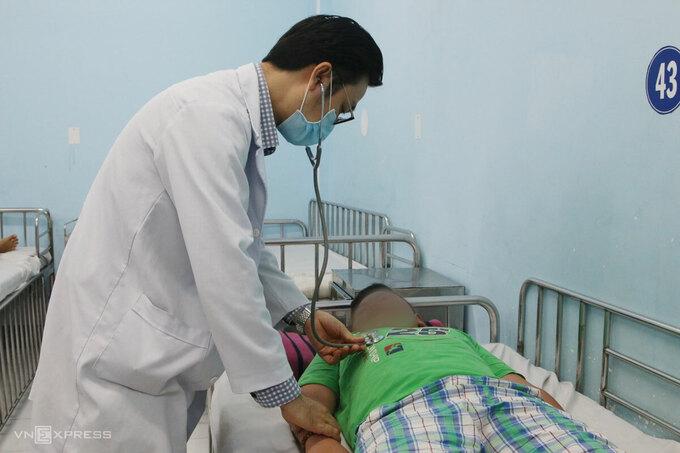 Bác sĩ Tuấn khám cho bệnh nhi sốt xuất huyết.