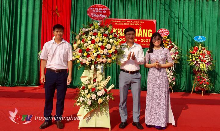 Lãnh đạo thị xã chung vui cùng nhà trường.