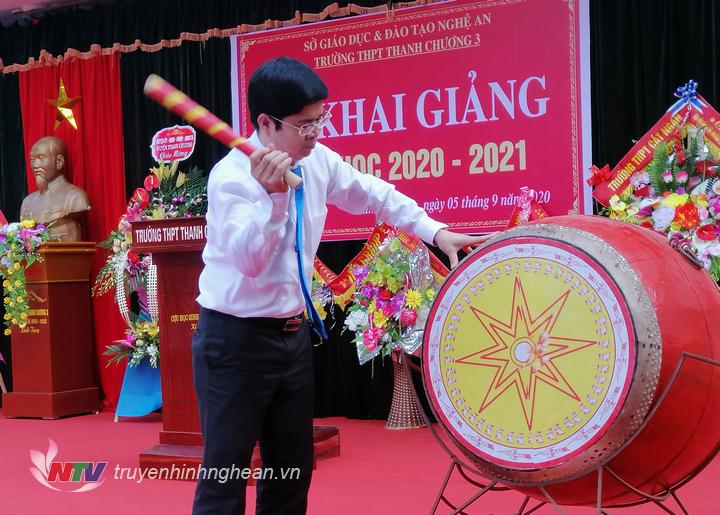 Đồng chí Trình Văn Nhã - Phó Bí thư Huyện ủy, PG88 go Bắn cá UBND huyện tđánh trống khai trường THPT Thanh Chương 3.