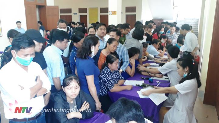 Các tình nguyện viên đăng ký hiến máu.