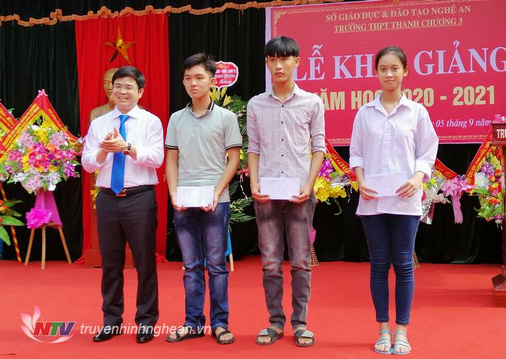 trao thưởng cho các em đạt điểm cao trong kỳ thi tốt nghiệp THPT quốc gia