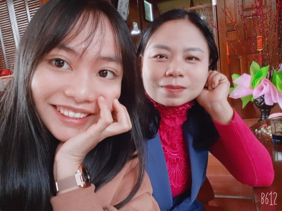 Thảo cùng cô giáo chủ nhiệm lớp 12A2.