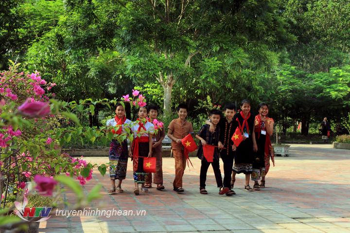 Trường PTDTNT THCS Tương Dương là nơi theo học của com em đồng bào dân tộc Ơ đu, Mông, Khơ mú, Tày poọng, Thái và Kinh. 