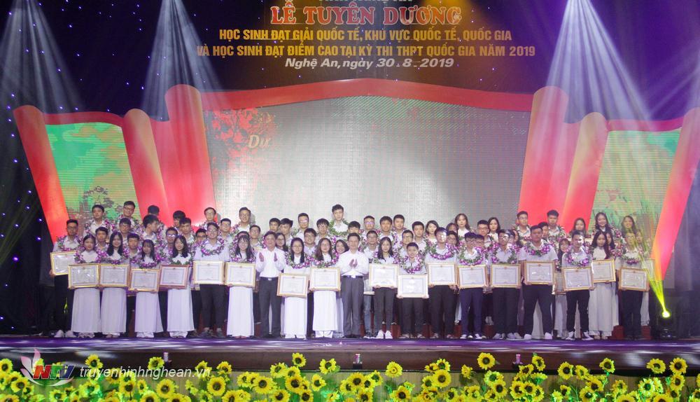 lễ tuyên dương học sinh đạt giải quốc tế, quốc gia, học sinh đạt điểm cao tại kỳ thi tốt nghiệp THPT năm