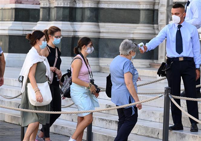 Kiểm tra thân nhiệt nhằm phòng ngừa dịch COVID-19 tại Florence, Italy, ngày 4/9/2020. 