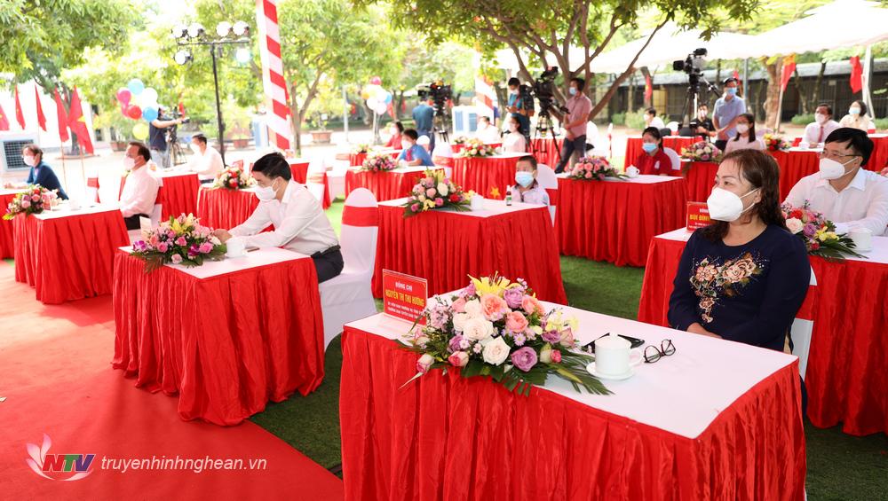 Các đại biểu dự lễ khai giảng.