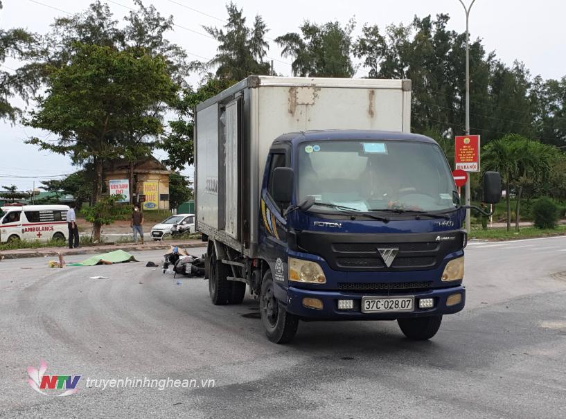 Xe tải va chạm với xe máy trên đường Bình Minh, TX Cửa Lò.